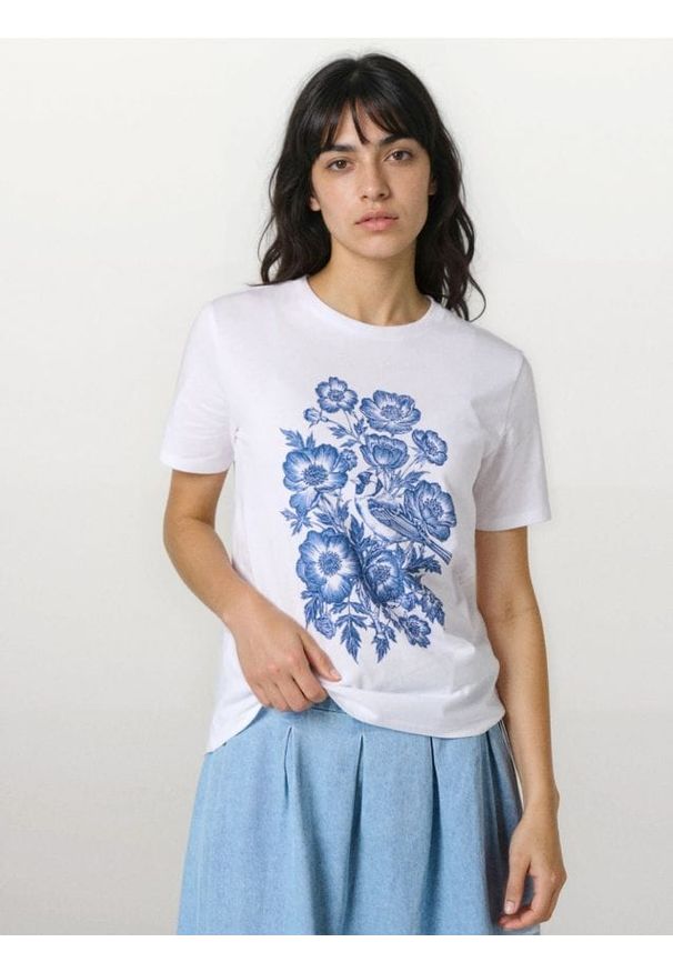 Sinsay - Bawełniana koszulka z nadrukiem kwiatowym - biały. Kolor: biały. Materiał: bawełna. Wzór: nadruk, kwiaty