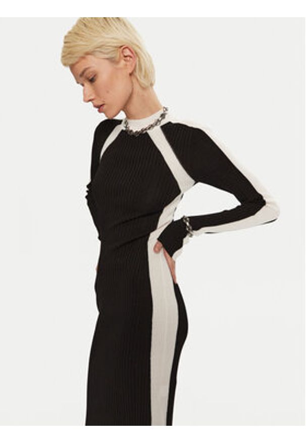 Patrizia Pepe Sukienka dzianinowa 8A1338 K9J5 Écru Regular Fit. Kolor: czarny. Materiał: wełna
