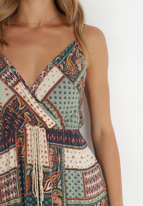 Born2be - Zielona Sukienka Kopertowa z Wiskozy w Patchworkowy Wzór Hickey. Kolor: zielony. Materiał: wiskoza. Długość rękawa: na ramiączkach. Wzór: aplikacja. Typ sukienki: kopertowe. Styl: boho. Długość: maxi