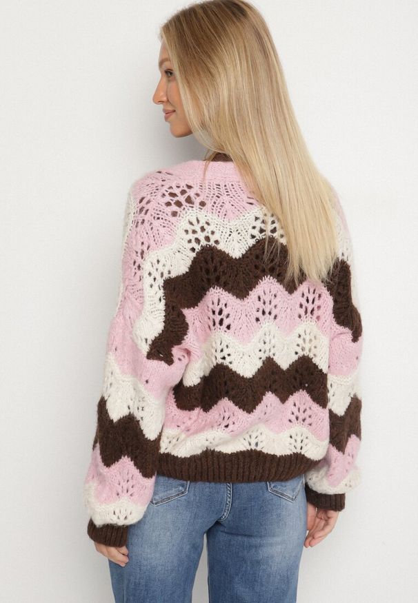 Born2be - Różowy Kardigan w Ażurowy Wzór z Dodatkiem Wełny i Wiskozy Esilla. Okazja: na co dzień. Typ kołnierza: dekolt w kształcie V. Kolor: różowy. Materiał: wełna, wiskoza. Długość: długie. Wzór: ażurowy. Styl: casual, elegancki, klasyczny