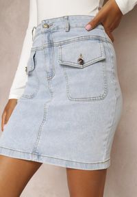 Renee - Jasnoniebieska Jeansowa Spódnica Mini z Kieszeniami z Klapami Tesha. Kolor: niebieski. Materiał: jeans. Styl: klasyczny #5