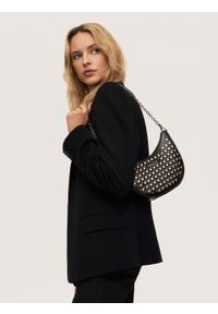 Kazar - Czarna skórzana torebka półksiężyc zdobiona nitami. Kolor: czarny. Wzór: aplikacja. Materiał: skórzane. Styl: casual #10