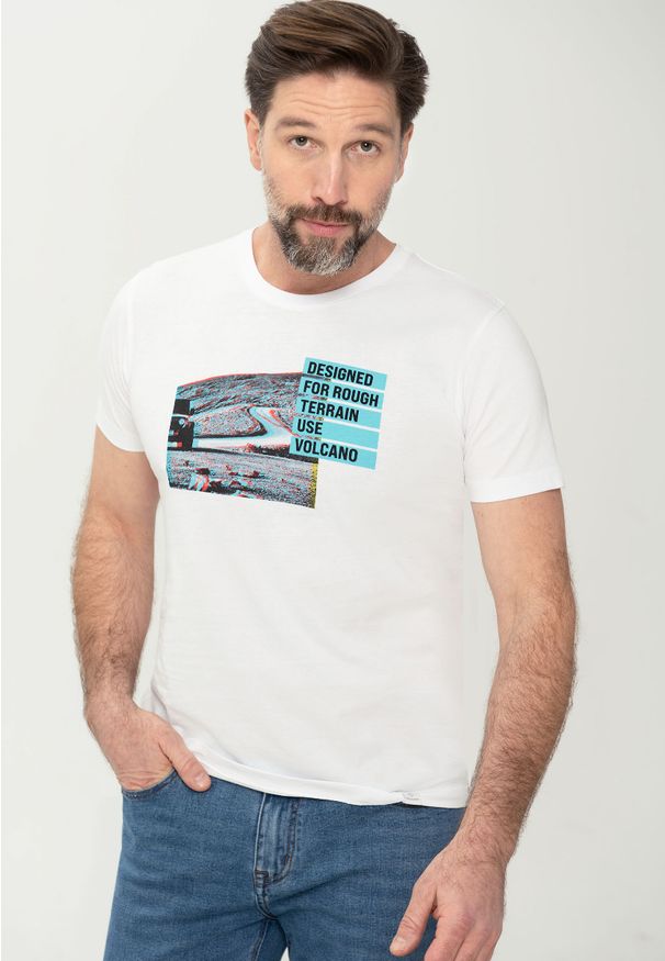 Volcano - Biały t-shirt męski z nadrukiem T-OFFROAD. Kolor: biały. Materiał: skóra, bawełna. Długość rękawa: krótki rękaw. Długość: krótkie. Wzór: nadruk. Styl: klasyczny