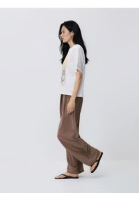 Reserved - Szerokie spodnie - beżowy. Kolor: beżowy. Materiał: tkanina. Wzór: gładki #1