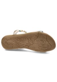 Złote Sandały Artiker Eleganckie Obuwie Damskie. Okazja: na spacer. Zapięcie: pasek. Kolor: złoty. Materiał: materiał. Wzór: paski, aplikacja. Sezon: lato. Styl: elegancki #3