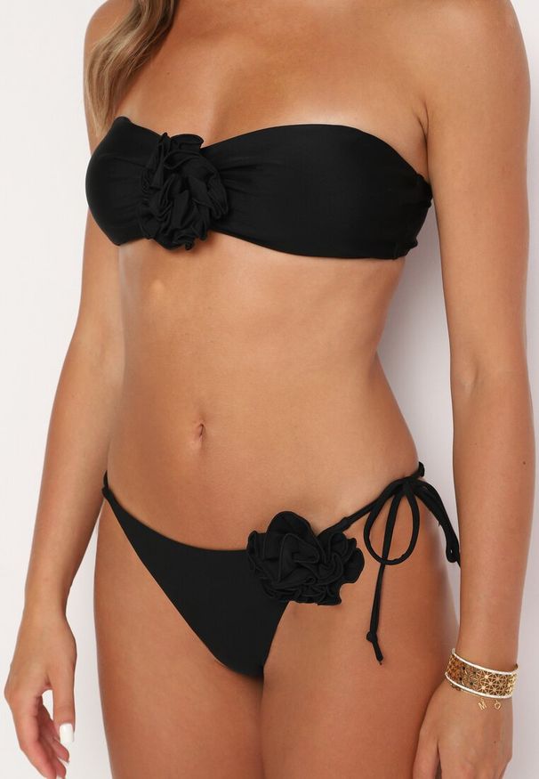 Born2be - Czarne Bikini 3-Częściowe Stanik Wiązany przy Szyi Majtki z Wiązaniami i Pareo Irisanne. Kolor: czarny. Materiał: tkanina. Wzór: aplikacja