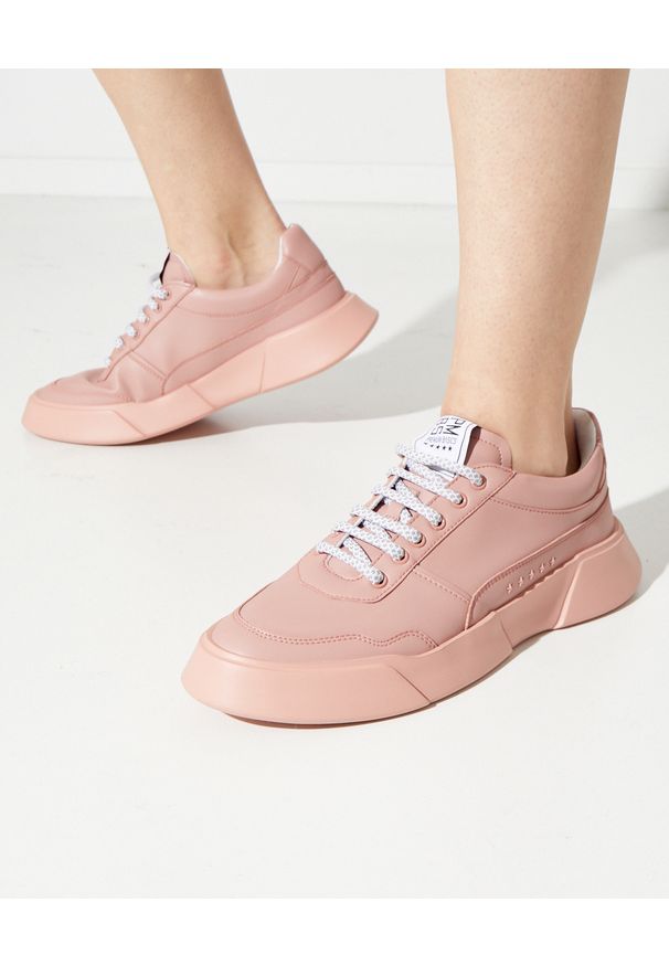 PREMIUM BASICS - Pastelowe sneakersy z logo. Kolor: różowy, wielokolorowy, fioletowy. Materiał: poliester. Szerokość cholewki: normalna. Wzór: aplikacja