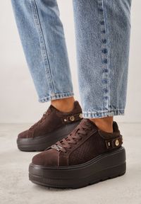 Born2be - Ciemnobrązowe Skórzane Sneakersy na Platformie i Koturnie Zdobione Perforacją Peniesh. Okazja: na co dzień. Kolor: brązowy. Materiał: skóra. Wzór: aplikacja. Obcas: na koturnie #1