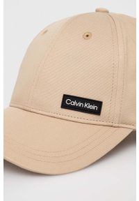Calvin Klein czapka z daszkiem bawełniana kolor beżowy z aplikacją. Kolor: beżowy. Materiał: bawełna. Wzór: aplikacja #3