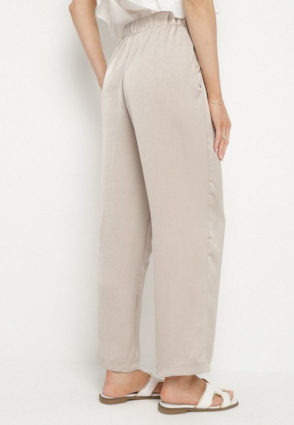 Born2be - Beżowe Eleganckie Spodnie o Prostym Kroju z Wysokim Stanem Jenanora. Okazja: na co dzień, na spotkanie biznesowe, do pracy. Stan: podwyższony. Kolor: beżowy. Styl: elegancki