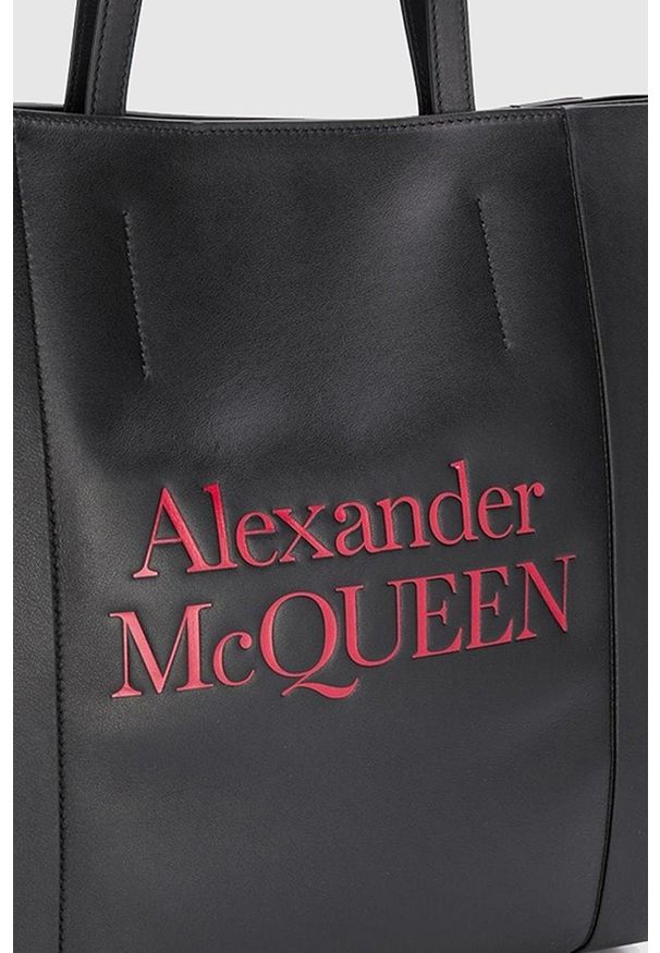 Alexander McQueen - ALEXANDER MCQUEEN Czarna skórzana shopperka z czerwonym logo. Kolor: czarny. Materiał: skórzane