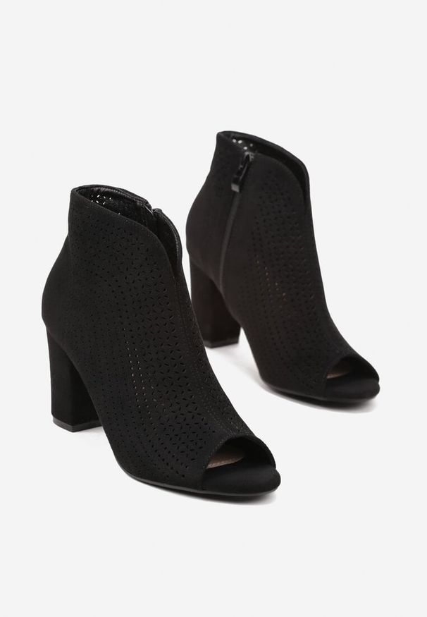 Renee - Czarne Sandały Vices na Obcasie z Ażurowymi Wycięciami i Otwartym Noskiem Tasiri. Okazja: na co dzień. Nosek buta: otwarty. Kolor: czarny. Wzór: ażurowy. Materiał: satyna, len. Sezon: wiosna, lato. Obcas: na obcasie. Styl: casual, elegancki. Wysokość obcasa: średni