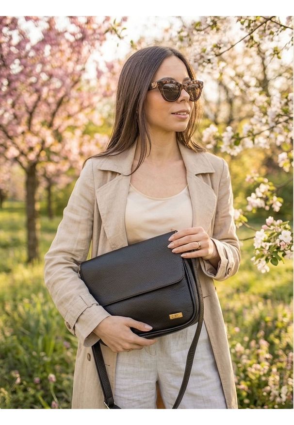 Listonoszka skórzana SHE S07 czarna. Kolor: czarny. Materiał: skórzane