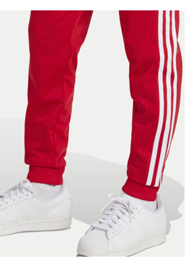 Adidas - adidas Spodnie dresowe adicolor SST IX7631 Czerwony Regular Fit. Kolor: czerwony. Materiał: syntetyk