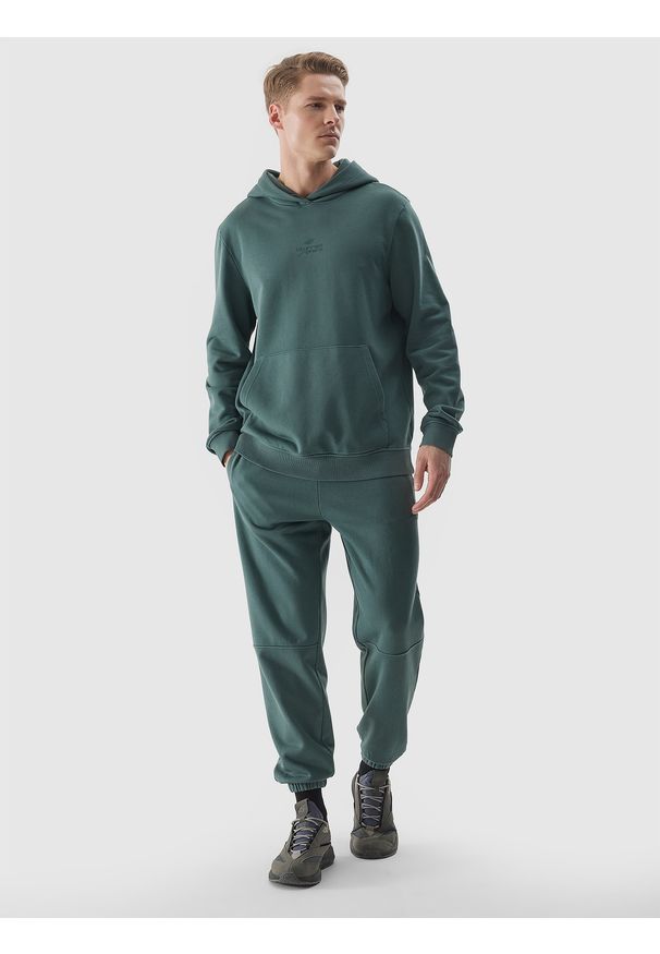 4f - Spodnie dresowe joggery męskie - oliwkowe. Kolor: brązowy, wielokolorowy, oliwkowy. Materiał: dresówka. Wzór: gładki, ze splotem, nadruk