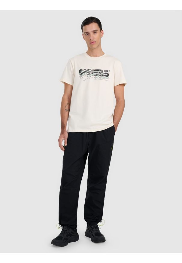 4f - 4F T-shirt regular z nadrukiem męski - biały S. Kolor: biały. Materiał: skóra, materiał. Wzór: nadruk
