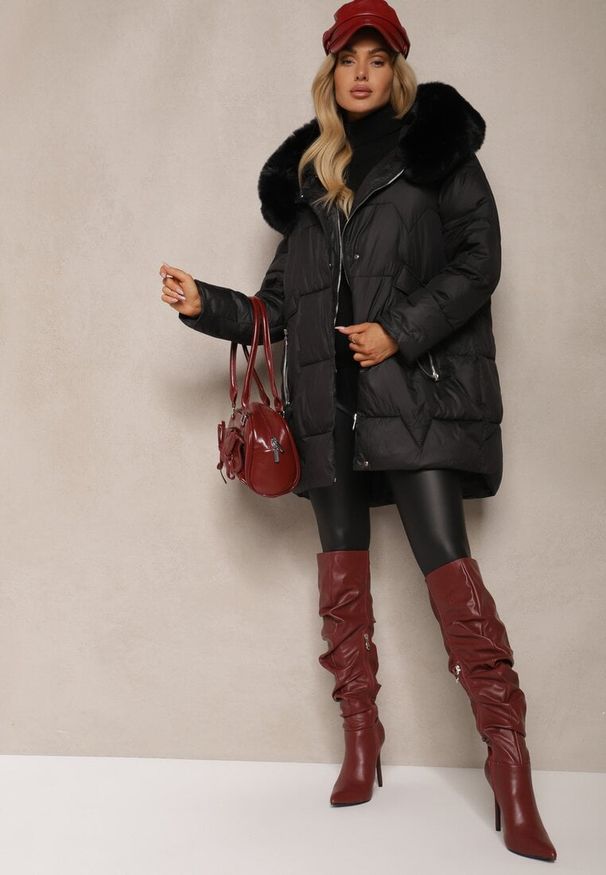 Renee - Czarna Pudełkowa Kurtka Pikowana Ozdobiona Odpinanym Futerkiem i Suwakiem Hedizelle. Okazja: na co dzień, na spacer. Kolor: czarny. Materiał: futro. Wzór: aplikacja. Sezon: zima. Styl: wizytowy, casual, elegancki