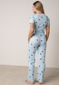 Born2be - Niebieski Komplet Piżamowy z Elastycznego Materiału Spodnie i Bluzka w Serca Veys. Kolor: niebieski. Materiał: materiał #2
