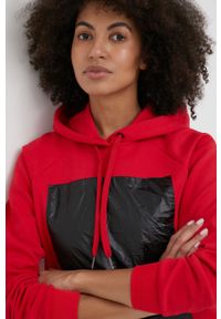 Armani Exchange bluza damska kolor czerwony z kapturem z aplikacją. Typ kołnierza: kaptur. Kolor: czerwony. Długość rękawa: raglanowy rękaw. Wzór: aplikacja