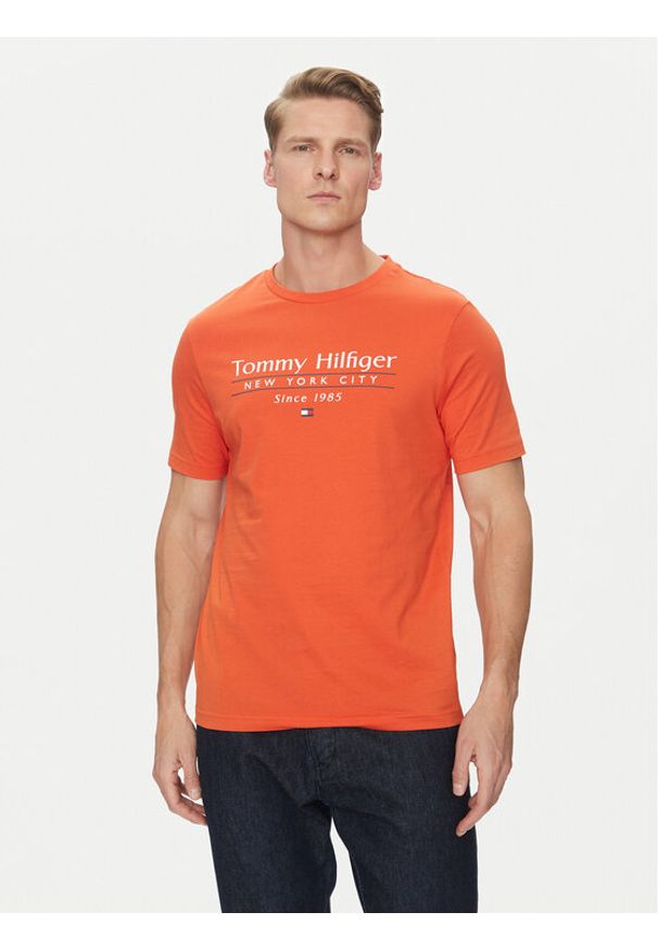 TOMMY HILFIGER - Tommy Hilfiger T-Shirt Center Stack MW0MW38621 Pomarańczowy Regular Fit. Kolor: pomarańczowy. Materiał: bawełna