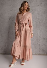 Renee - Jasnoróżowa Wiskozowa Sukienka o Rozkloszowanym Kroju z Wiązanym Paskiem i Koronką Reisavien. Okazja: na spacer, na co dzień. Typ kołnierza: dekolt w serek. Kolor: różowy. Materiał: wiskoza, koronka. Wzór: koronka. Typ sukienki: rozkloszowane. Styl: casual, elegancki #2