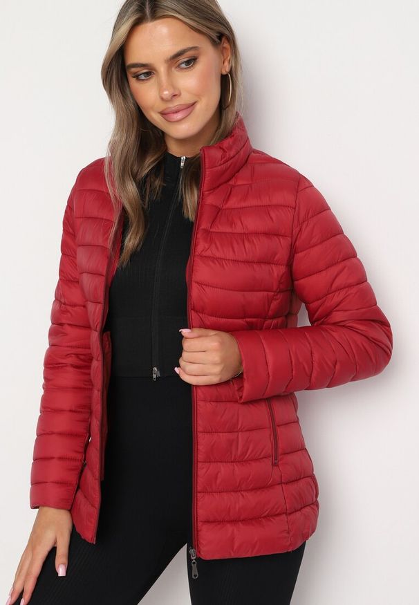 Born2be - Bordowa Pikowana Kurtka z Kieszeniami Zapinanymi na Zamek Błyskawiczny Mivindra. Okazja: na co dzień. Kolor: czerwony. Materiał: jeans. Styl: casual