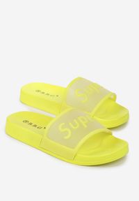 Born2be - Żółte Klapki Ioteia. Okazja: na plażę. Nosek buta: okrągły. Kolor: żółty. Materiał: guma. Wzór: aplikacja, nadruk. Sezon: lato. Styl: wakacyjny #4