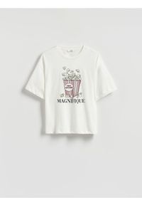Reserved - T-shirt oversize z nadrukiem - złamana biel. Materiał: dzianina, bawełna. Wzór: nadruk