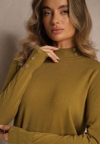 Renee - Zielony Golf o Dopasowanym Kroju Zdobiony Minimalistycznymi Aplikacjami Unissa. Okazja: na spacer. Typ kołnierza: golf. Kolor: zielony. Materiał: jeans. Wzór: aplikacja. Styl: klasyczny, elegancki #2