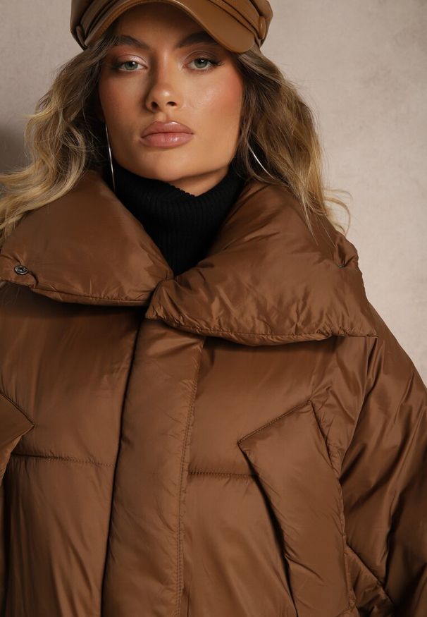 Renee - Brązowa Nietoperzowa Kurtka z Szerokim Kołnierzem i Ściągaczami Neavirae. Okazja: na co dzień. Kolor: brązowy. Materiał: jeans. Długość: krótkie. Styl: elegancki, casual