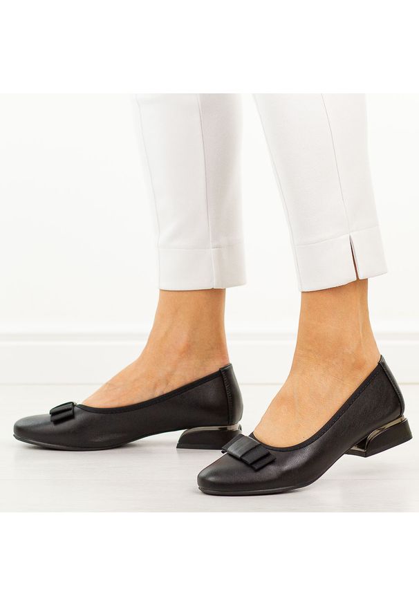 Czarne skórzane czółenka damskie na obcasie M.Daszyński Ol37-2. Okazja: na co dzień, na spotkanie biznesowe. Nosek buta: okrągły. Kolor: czarny. Materiał: skóra. Szerokość cholewki: normalna. Wzór: aplikacja. Sezon: wiosna, jesień, lato. Styl: casual, biznesowy, elegancki, klasyczny