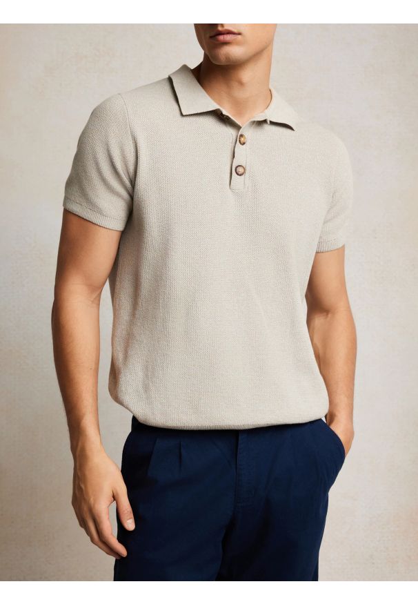 Big-Star - Sweter męski polo z krótkim rękawem beżowy Polonezzo 801. Typ kołnierza: polo. Kolor: beżowy. Materiał: materiał, dzianina, jeans, bawełna. Długość rękawa: krótki rękaw. Długość: krótkie. Wzór: melanż. Styl: elegancki, klasyczny, retro