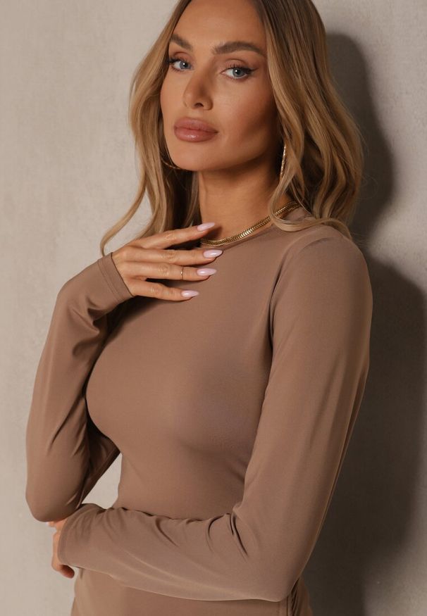 Renee - Brązowa Bluzka Longsleeve z Wiskozą o Asymetrycznym Kroju ze Ściągaczem Zepilda. Okazja: na co dzień, na spotkanie biznesowe. Kolor: brązowy. Materiał: wiskoza. Długość rękawa: długi rękaw. Długość: długie. Styl: klasyczny, elegancki, biznesowy, casual