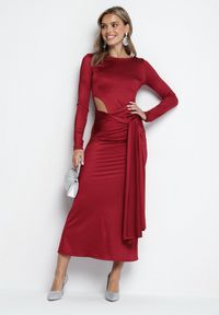 Born2be - Bordowa Sukienka Koktajlowa Ozdobiona Wiązaniem i Wycięciem Vamizola. Okazja: na co dzień. Kolor: czerwony. Wzór: aplikacja. Typ sukienki: proste. Styl: wizytowy #7