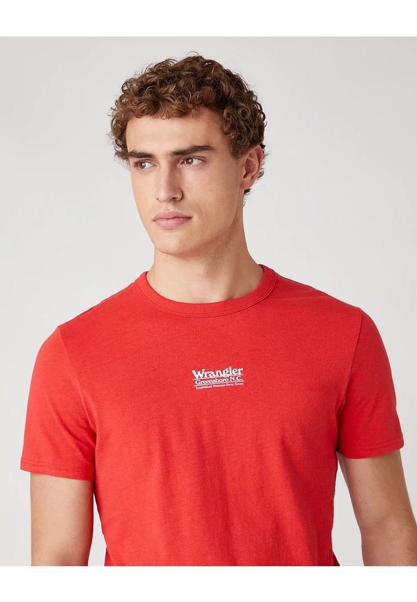 Wrangler - MĘSKI T-SHIRT WRANGLER SS SEAS LOGO TEE ROCOCCO RED W7AKGFXA4 112131348