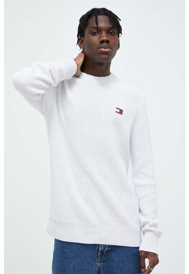 Tommy Jeans sweter bawełniany kolor szary. Kolor: szary. Materiał: bawełna. Wzór: aplikacja. Styl: klasyczny
