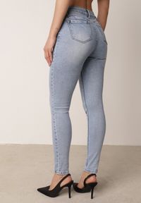 Born2be - Niebieskie Dopasowane Jeansy z Bawełną i Modelującym Przeszyciem Janiah. Okazja: do pracy, na co dzień. Kolor: niebieski. Styl: casual #8