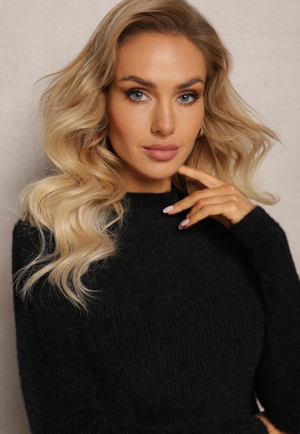 Renee - Czarna Wełniana Sukienka Midi Prążkowana z Półgolfem Sebhatta. Kolor: czarny. Materiał: wełna, prążkowany. Długość: midi