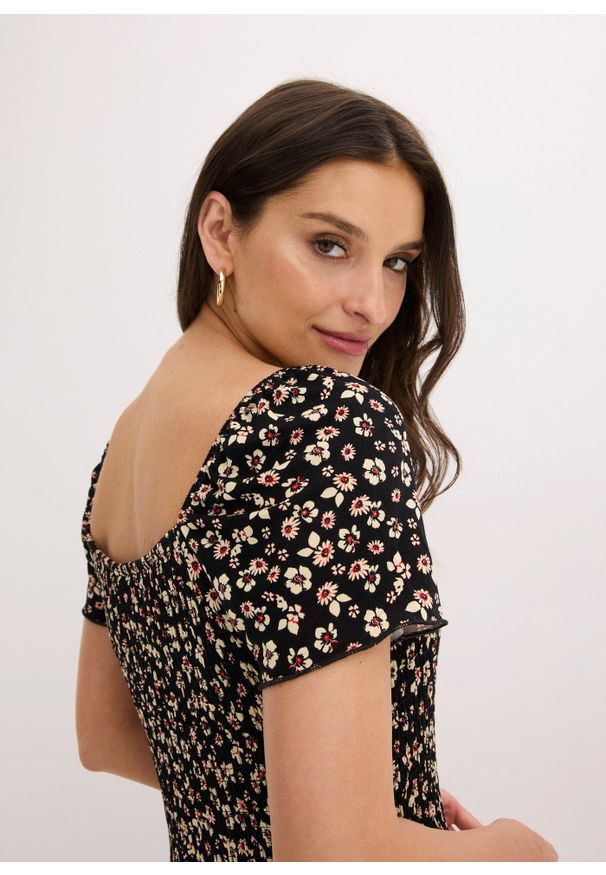 bonprix - Długa sukienka z mieszanki wiskozy. Typ kołnierza: dekolt w karo. Kolor: czarny. Materiał: wiskoza. Wzór: nadruk. Styl: elegancki. Długość: maxi