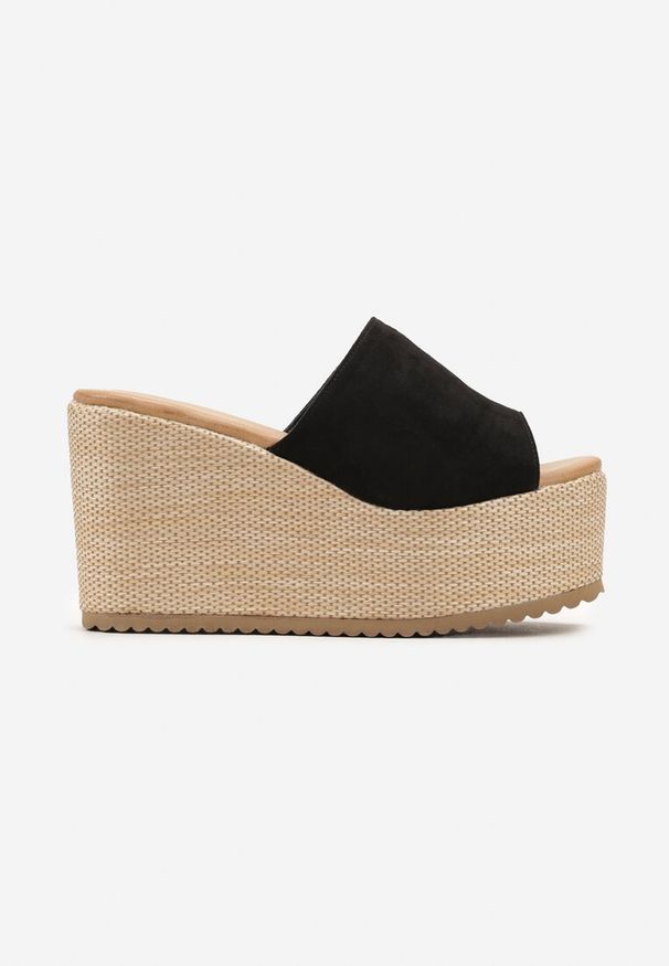 Renee - Czarne Klapki w Stylu Boho na Platformie i Koturnie z Paskiem z Imitacji Zamszu Marinle. Kolor: czarny. Materiał: zamsz. Wzór: aplikacja, ażurowy. Obcas: na koturnie. Styl: boho