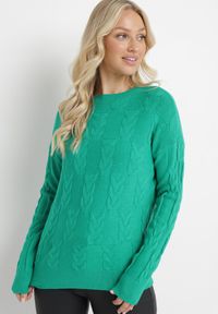 Born2be - Zielony Sweter o Warkoczowym Splocie z Okrągłym Dekoltem Selinera. Kolor: zielony. Materiał: dzianina. Wzór: ze splotem. Styl: klasyczny #4