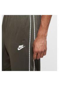 Spodnie treningowe męskie Nike Sportswear Jogger CZ7823. Kolor: brązowy. Materiał: materiał, poliester, dzianina. Wzór: napisy, ze splotem. Sport: fitness, turystyka piesza #4