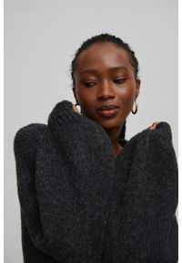 Marsala - Sweter oversize z bufiastym rękawem GRAFITOWY - RIVERO-UNI. Okazja: na co dzień. Kolor: szary. Materiał: wełna, akryl. Sezon: jesień, zima. Styl: casual, wizytowy