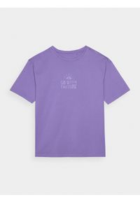 4f - T-shirt oversize z nadrukiem dziewczęcy - fioletowy. Okazja: na co dzień. Kolor: fioletowy. Materiał: bawełna, dzianina, jersey. Długość rękawa: krótki rękaw. Długość: krótkie. Wzór: nadruk. Styl: casual, klasyczny, sportowy #1