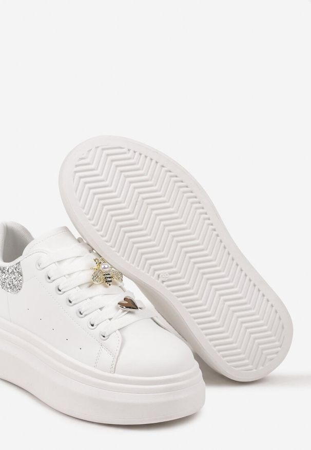 Renee - Biało-Srebrne Sneakersy na Platformie z Ozdobami na Sznurówkach i Brokatem Sezirra. Nosek buta: okrągły. Zapięcie: sznurówki. Kolor: biały. Wzór: aplikacja. Obcas: na platformie. Wysokość obcasa: niski