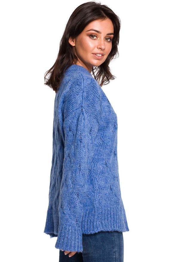 BE Knit - Sweter damski wełniany luźny fason ciepły puszysty niebieski. Kolekcja: plus size. Kolor: niebieski. Materiał: wełna. Długość rękawa: długi rękaw. Długość: długie. Wzór: ze splotem. Sezon: zima, jesień. Styl: klasyczny
