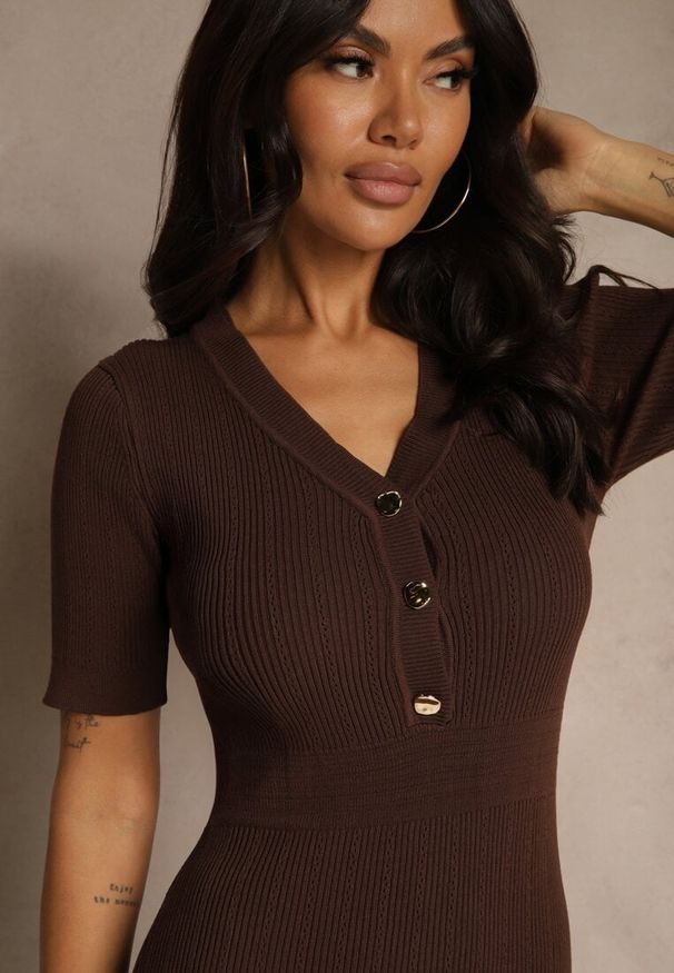 Renee - Brązowa Taliowana Sukienka z Dzianiny z Wiskozą z Guzikami przy Dekolcie Fenittia. Typ kołnierza: dekolt w serek. Kolor: brązowy. Materiał: dzianina, wiskoza. Styl: boho