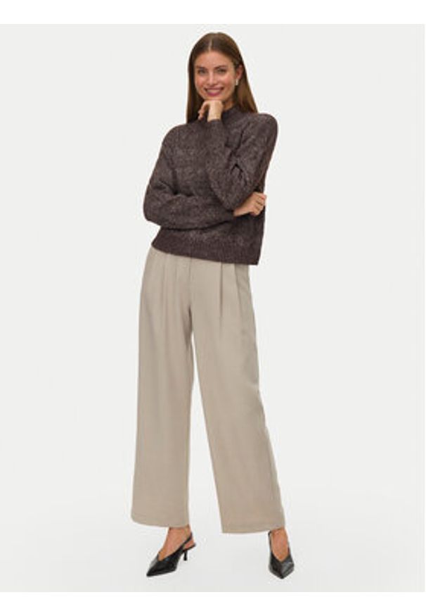 Vero Moda Golf Virgo 10331875 Brązowy Regular Fit. Typ kołnierza: golf. Kolor: brązowy. Materiał: syntetyk