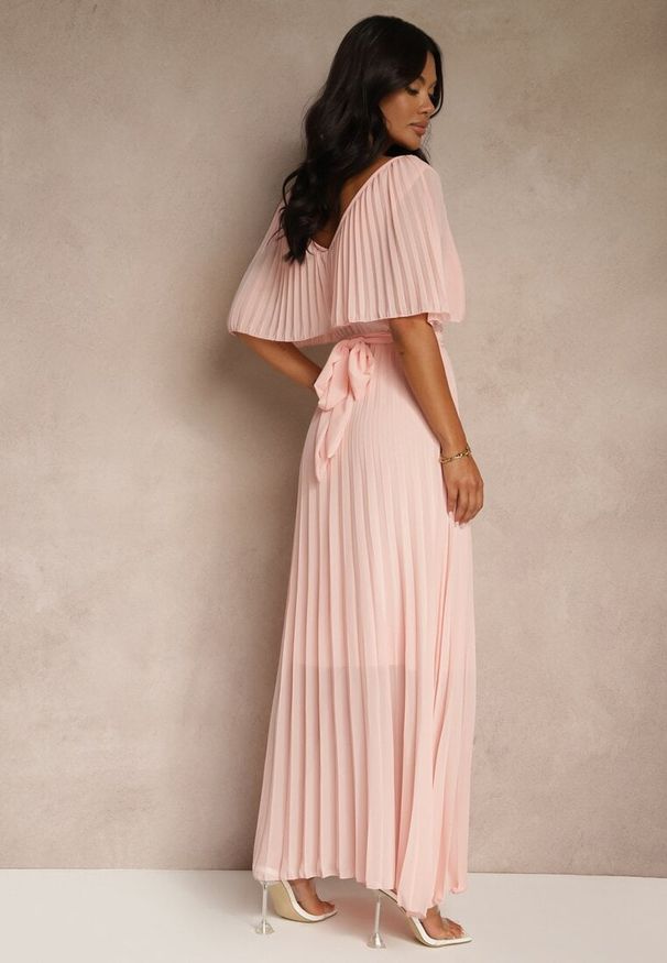 Renee - Jasnoróżowa Plisowana Sukienka z Gumką w Pasie z Falbaną Przy Dekolcie Drenia. Kolor: różowy. Materiał: tkanina