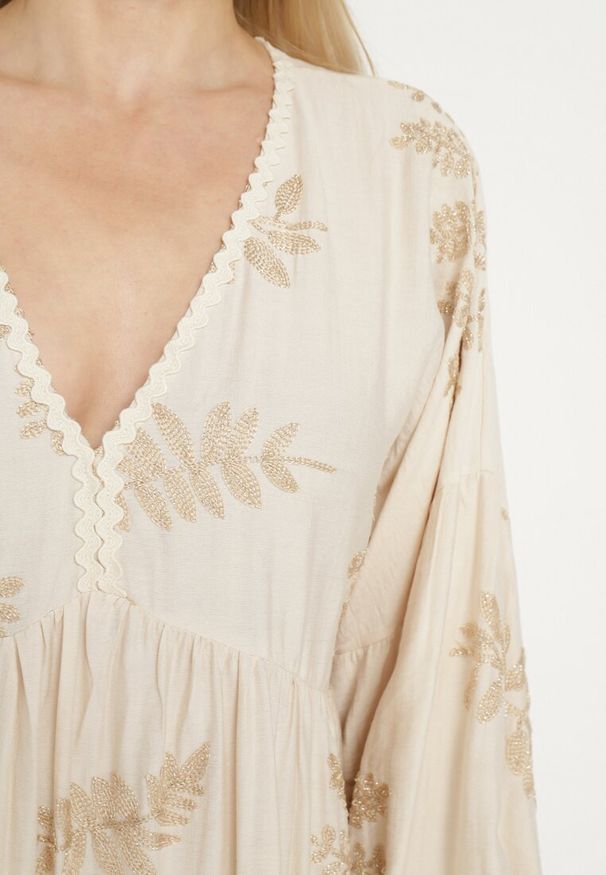 Born2be - Beżowa Wiskozowa Sukienka Rozkloszowana z Metalicznymi Haftami Fennala. Okazja: na co dzień. Typ kołnierza: dekolt w kształcie V. Kolor: beżowy. Materiał: wiskoza. Długość rękawa: długi rękaw. Wzór: haft. Styl: casual